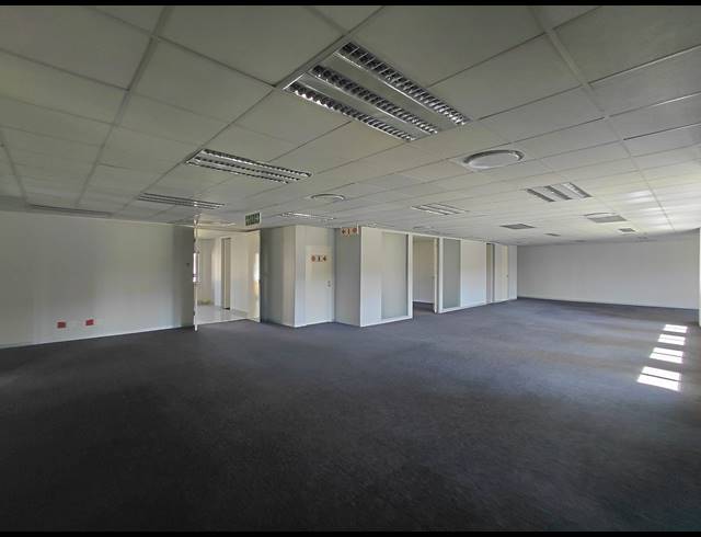 370M² OFFICE TO LET IN LYME PARK